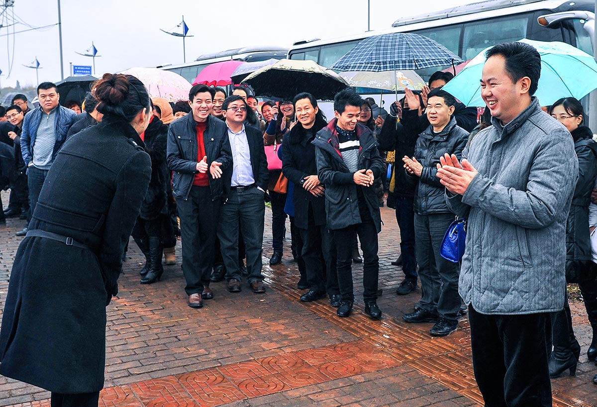 委员们参观太安农业开发区后鼓掌称赞杨毅摄.JPG