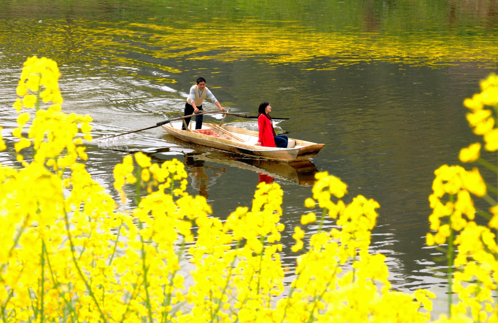 妹娃过河(周南岭摄，获潼南县第三届菜花节摄影大赛二等奖)DSC_2008a (2).jpg