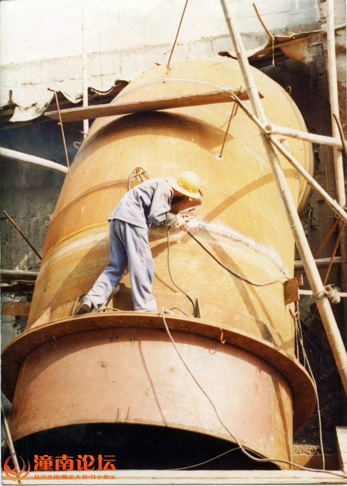 27-1  1988年9月，高肯调峰电站工程开工，1990安装进水压力管道。402.jpg