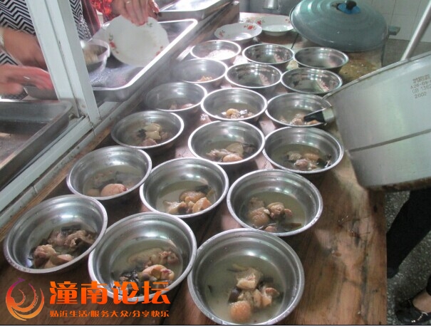食堂刚出锅的可口炖菜