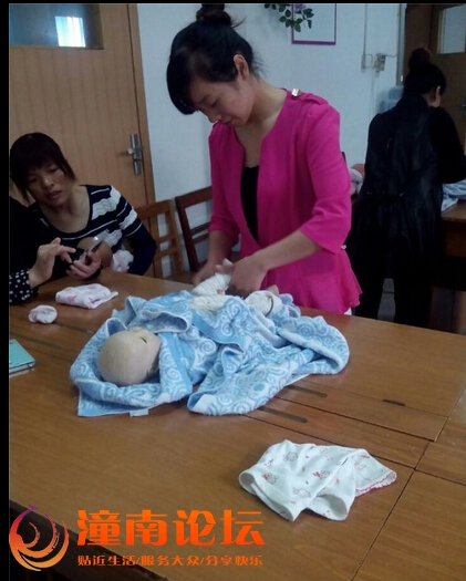 美女和可爱的宝宝知道在做什么吗？