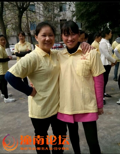 领到新衣服了拍个照做个纪念
