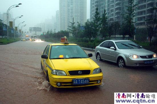 实拍暴雨中的重庆