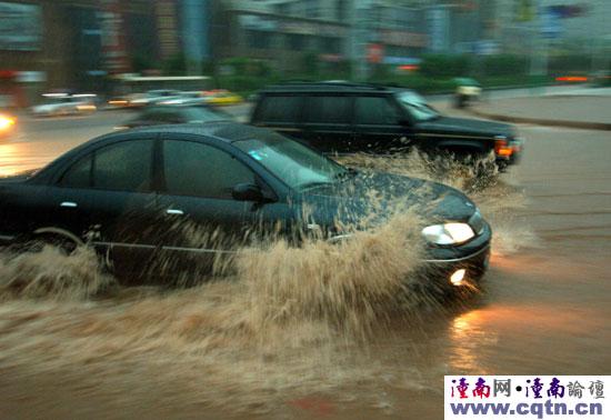 实拍暴雨中的重庆