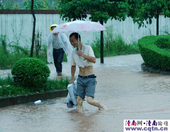 实拍暴雨中的重庆