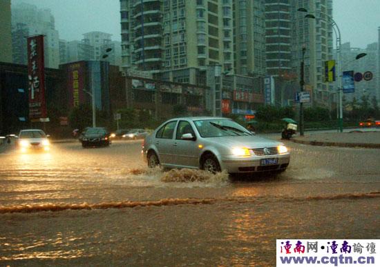 实拍暴雨中的重庆