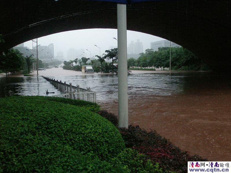 实拍暴雨中的重庆