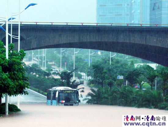 实拍暴雨中的重庆