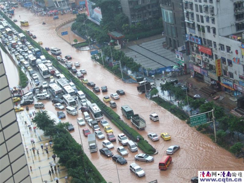 实拍暴雨中的重庆