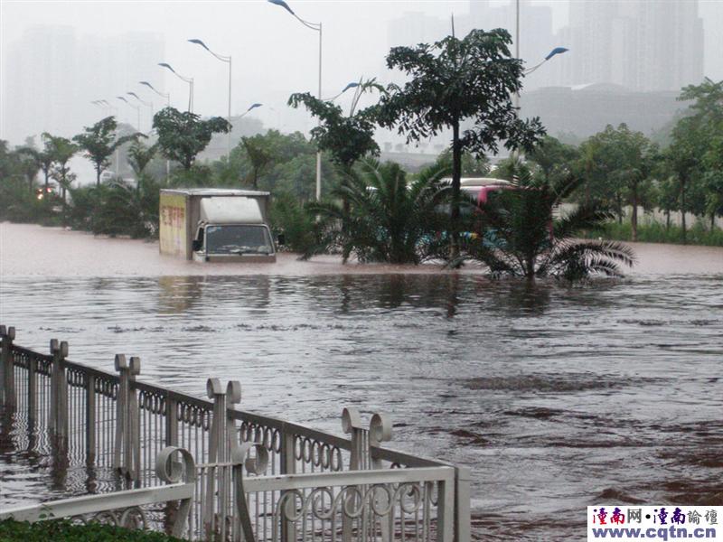 实拍暴雨中的重庆