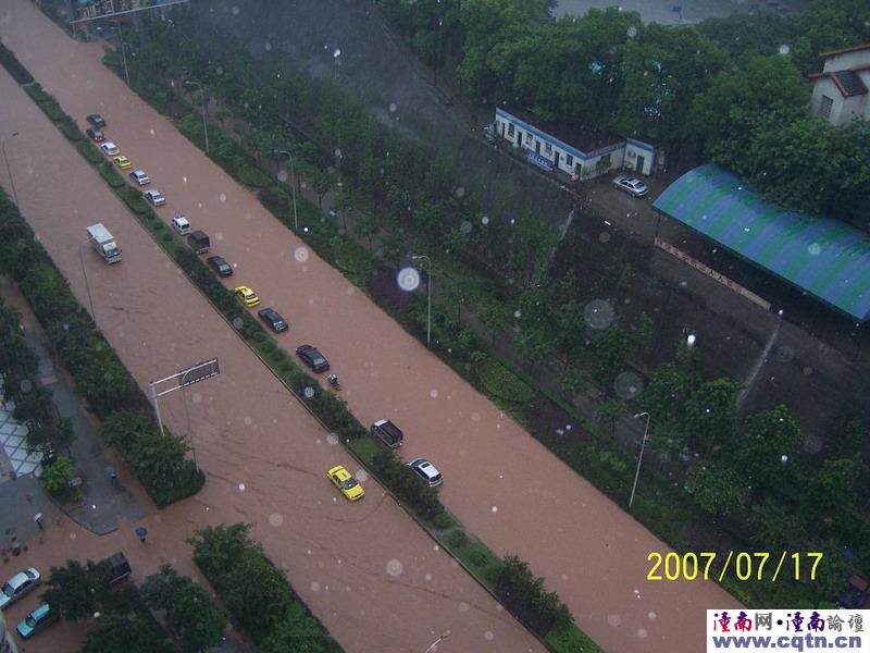 实拍暴雨中的重庆