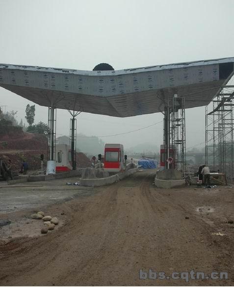 即将竣工的渝遂高速公路双江互通口收费站。