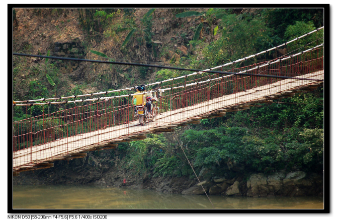 吊桥—在金平到越南的路上