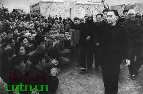 13.1966年3月，河北邢台地区发生强烈地震，周恩来第二天就赶往灾区慰问受灾群众.jpg