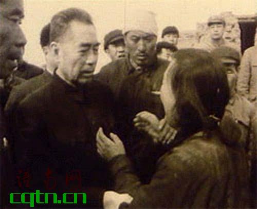 11.1966年3月，河北邢台地区发生强烈地震，周恩来第二天就赶往灾区慰问受灾群众。.jpg