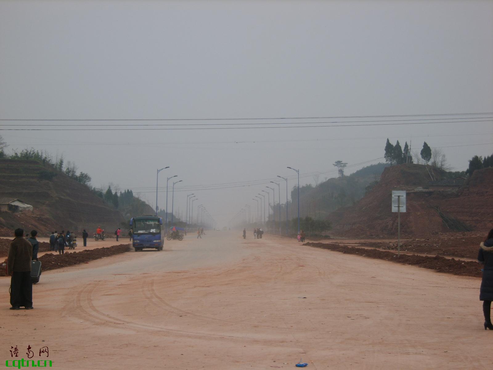 你看外面的路嘛，好大的灰尘