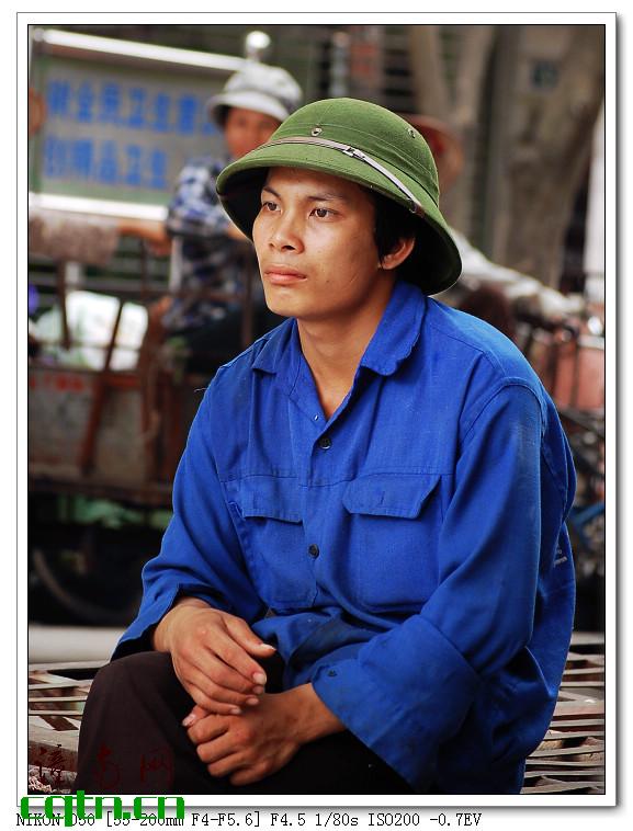越南男人装束，越南男人基本人人都会带这样的绿色帽子．走在接上总有人来问我买顶回去做纪念不．我无法解释