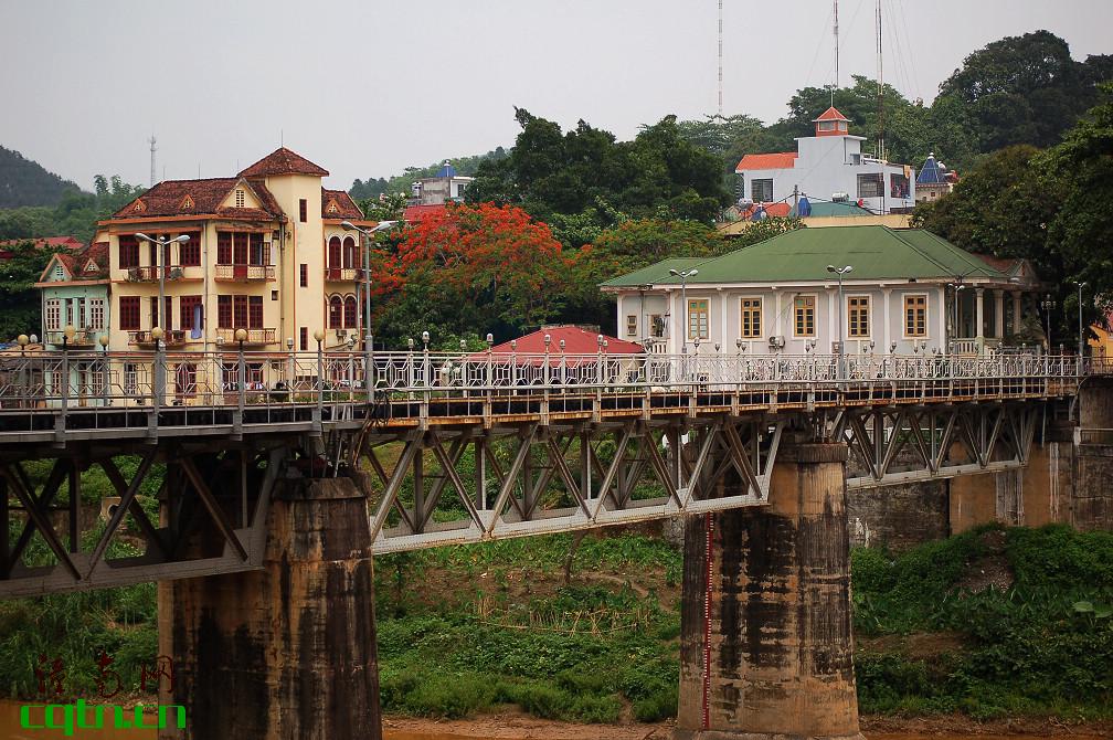 中越铁路大桥，越南因为曾经是法国殖民地，所以当地房屋都很具有法国风情．法国香水如此名气，和他们在越南