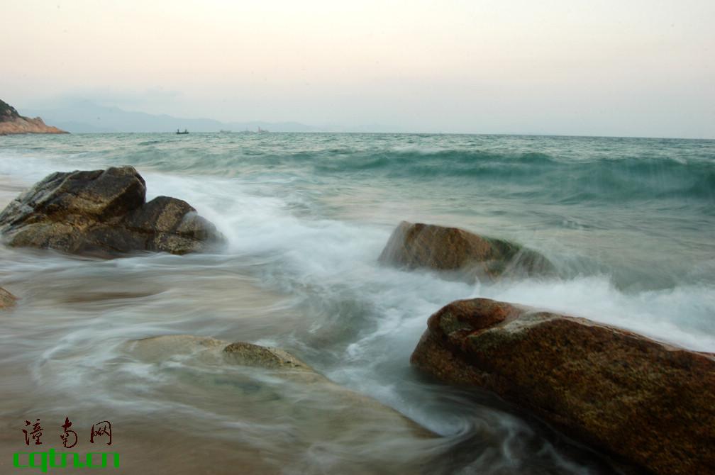 海浪(收小光圈,慢快门拍摄,但是可惜没有带上脚架)