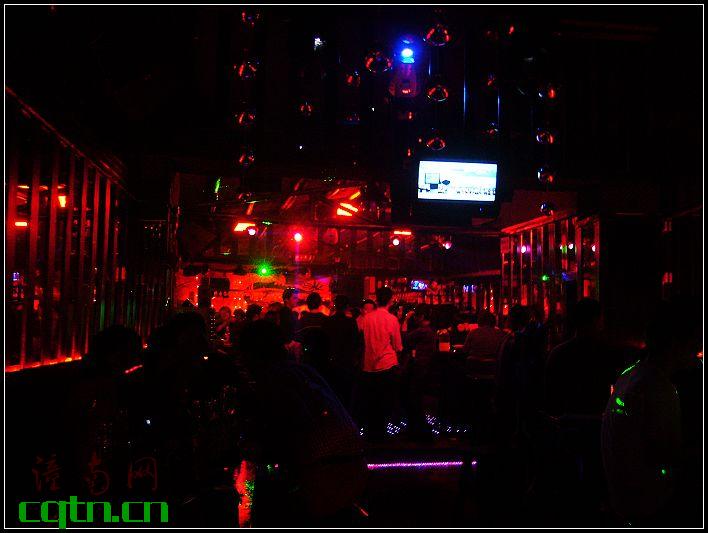 阳朔街的酒吧,一到了晚上生意火爆,也是游人放松的地方