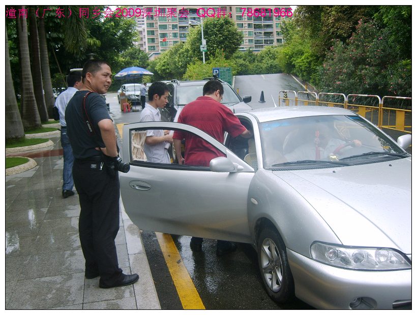 委屈刘哥的跑车了，硬塞了五六个人，后面是陶哥的进品三凌，可惜没有看到JIM2008的别摸我