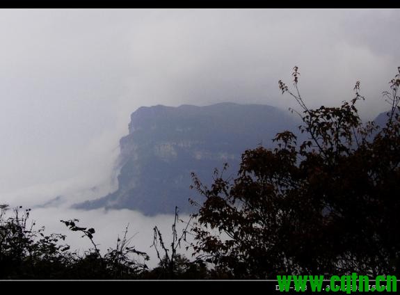 路上发现这座山被雾包围着，真象一幅山水画，可惜相机照不出来哪种效果