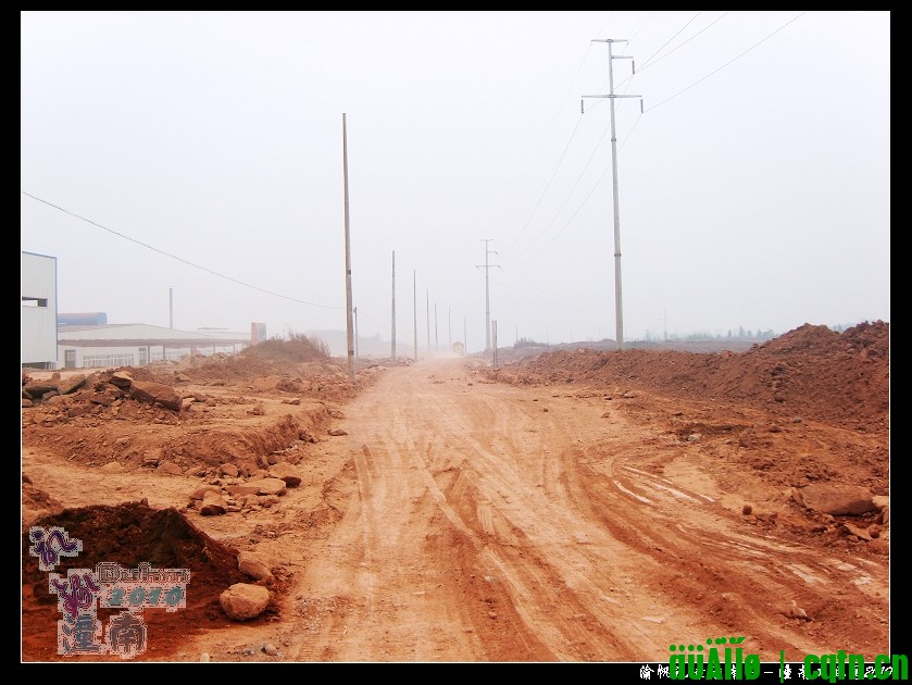 园区的道路还没有修好，但热火朝天的阵势让我们有理由期待园区的未来