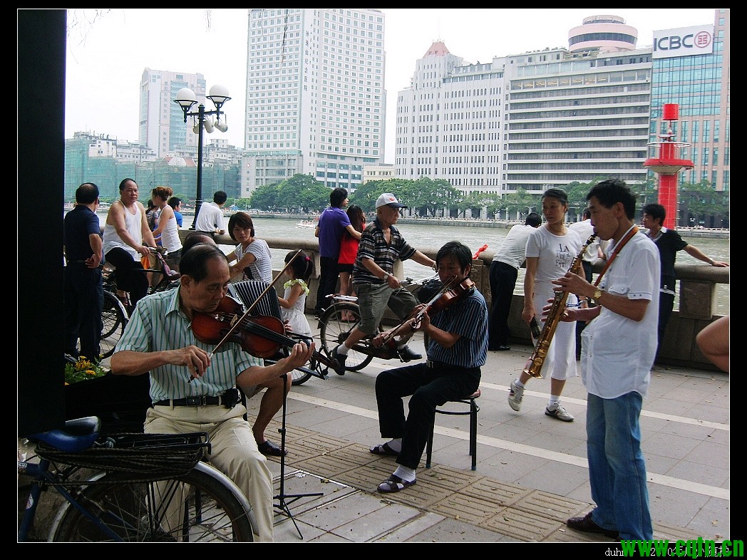 这几个老人在路边演凑，自行其乐