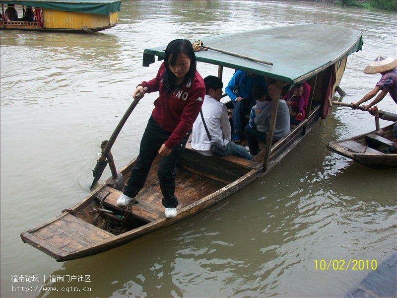 翠翠划船靠岸1.JPG