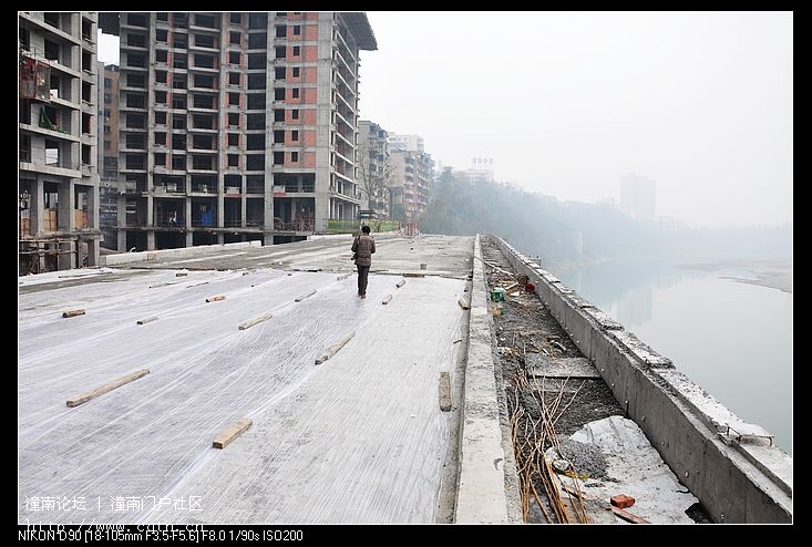 修建中的滨江路