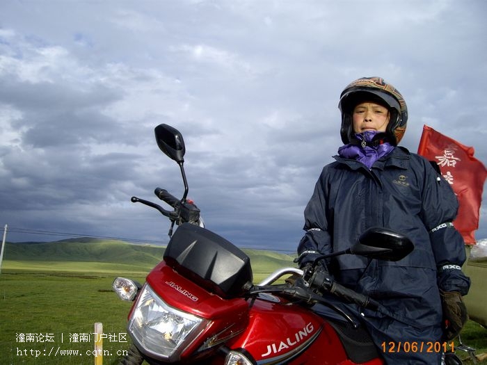 草原上的天气阴晴不定，刚才还阳光明媚 现在却下起雨来了