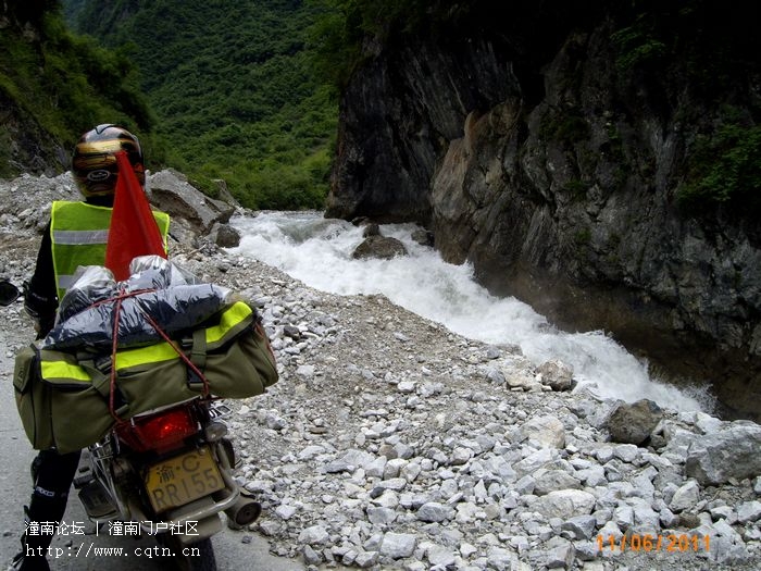 陡峭的河道 急速飞奔的河水发出震耳欲聋的声响