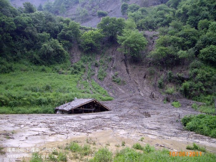 这一带是地质灾害的高发去区 被泥石流填埋的房屋