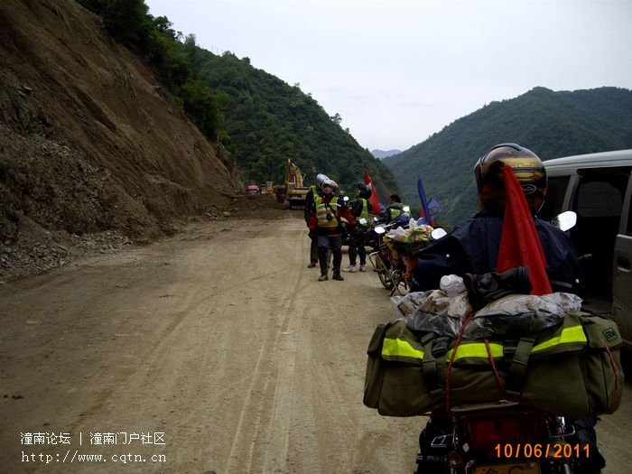 王朗回白马寨的山体塌方阻塞了道路，挖掘机正在工作。离我们进山也就3个小时左右的时间