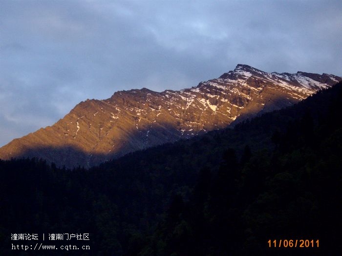 夕阳下的雪山 我们车队有四部单反他们拍出来的效果比我这卡片机强大多了