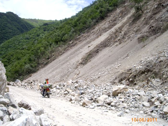 白马寨到王朗自然保护区的路上到处塌方，目前在从新修建一条公路