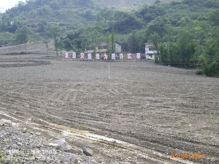 被泥石流覆盖过的地方