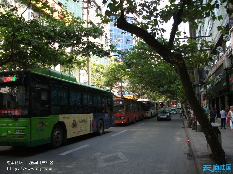 内江老城的公交车 164327y2enfjsy3mdseqtj.jpg