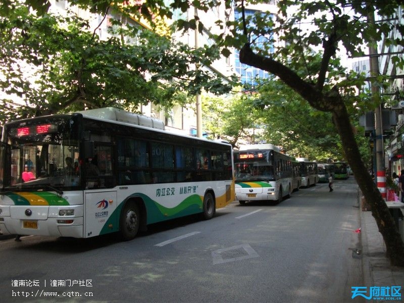 内江老城的公交车&nbsp;&nbsp;164351q5a2c6c6tbbbb5rc.jpg