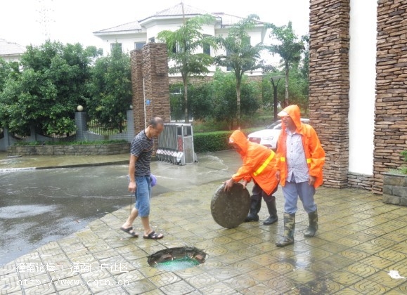 冒雨疏通堵塞下水道