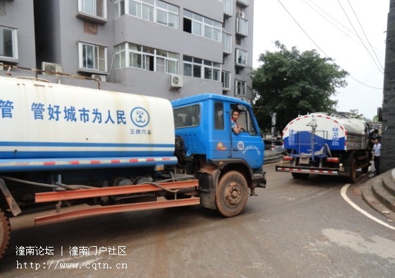 为灾区人民送饮用水