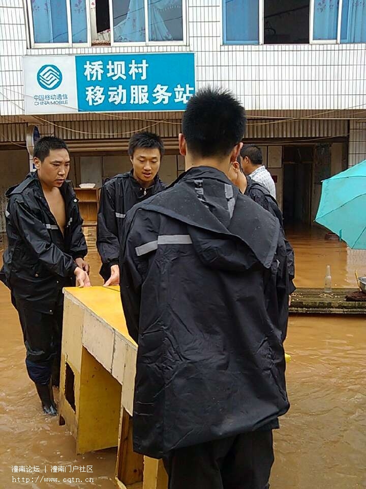 监察大队帮助灾民装运物质