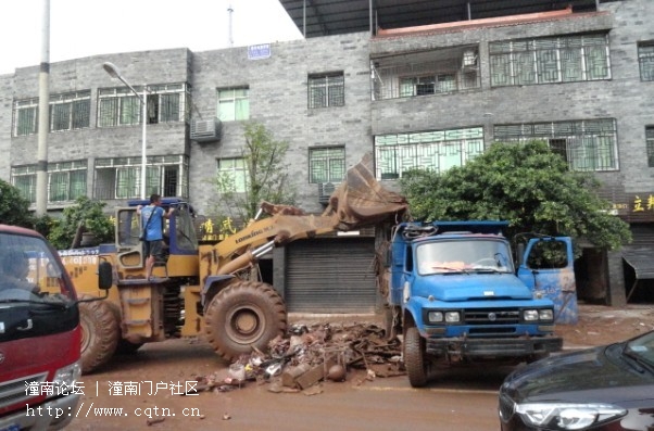 租用大型设备疏通道路