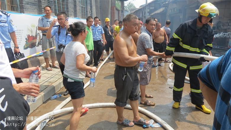 丽雅超市老板免费给参与灭火的官兵及解放发矿泉水