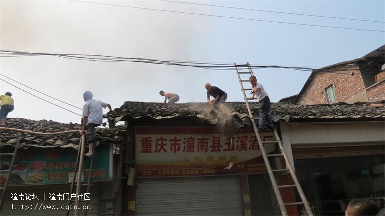 街坊、社区消防志愿者、镇干部上房弄隔离带