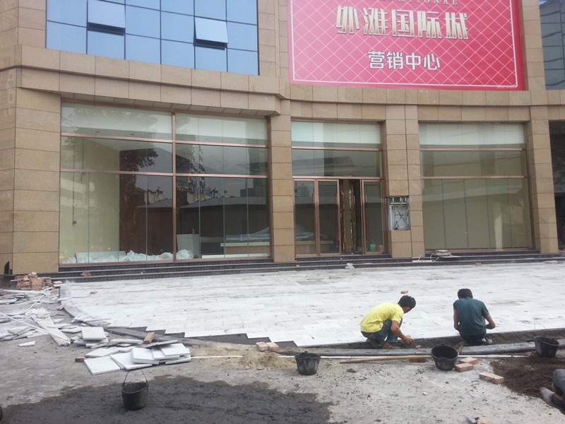 新售楼部外部地面正在进行铺装工程，新售楼部即将开放.jpg