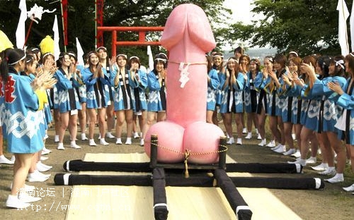 日本民众膜拜男性生殖器图腾保佑生育能力